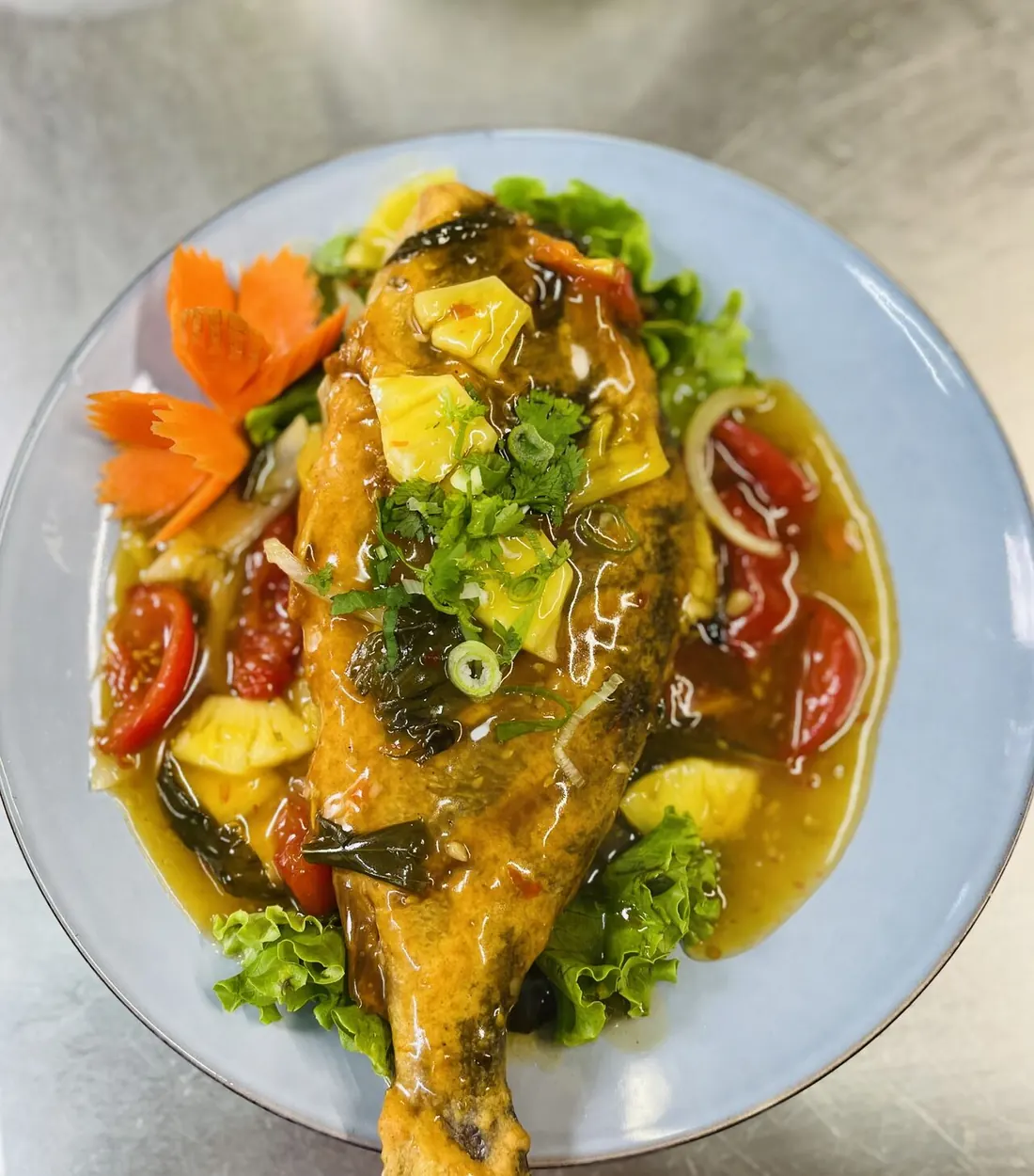 Filet de daurade royale façon cambodgienne, poisson entier en sauce