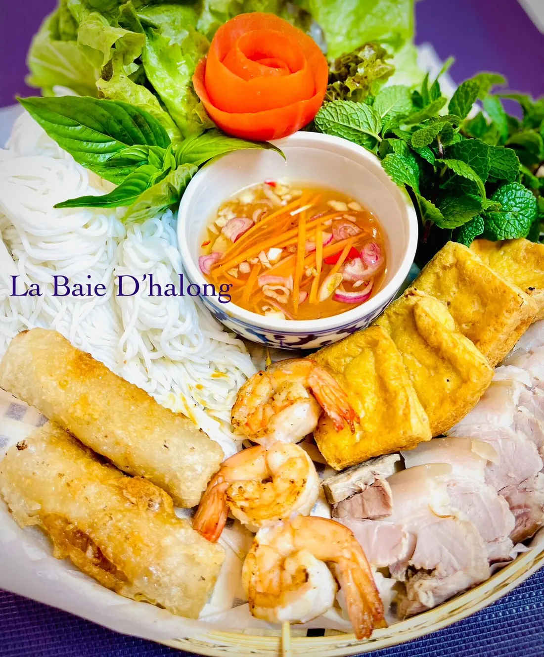 Bún đậu de La Baie d'Halong : vermicelle, nems, crevettes, tofu et porc